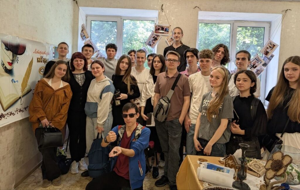 Вікторія Хріпко: «Я ніколи не кажу на уроці дітям: "Сховайте телефони", тому що нам телефон дуже потрібен для роботи» - ФОТО