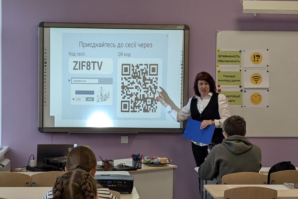 Вікторія Хріпко: «Я ніколи не кажу на уроці дітям: "Сховайте телефони", тому що нам телефон дуже потрібен для роботи» - ФОТО