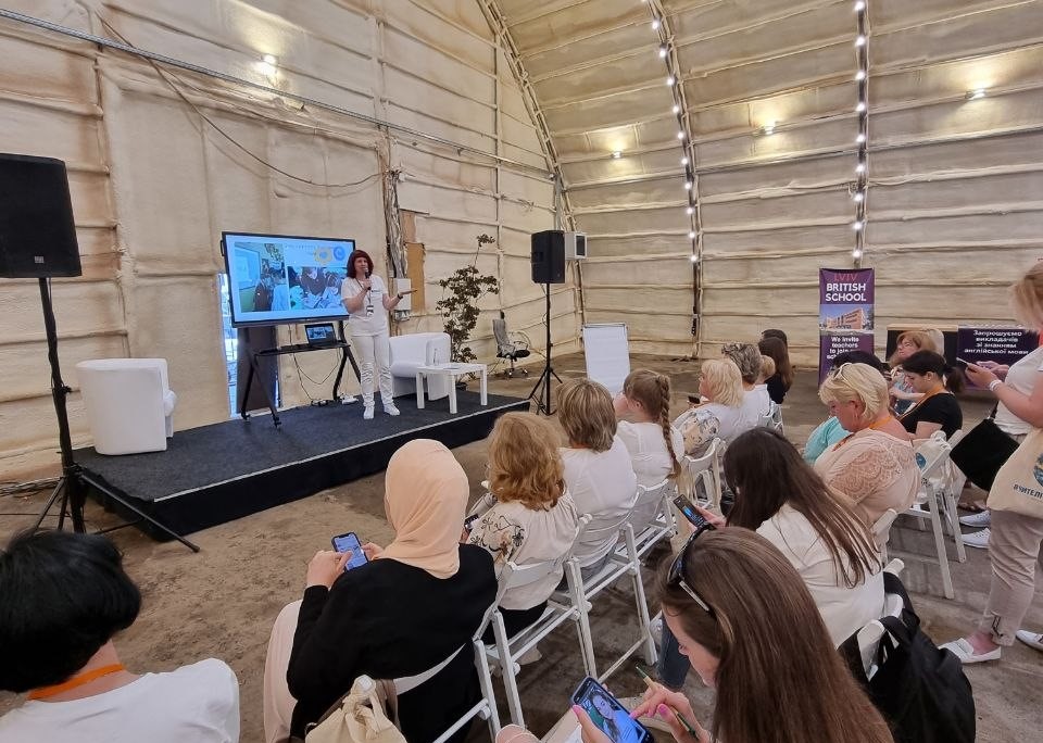 Вікторія Хріпко: «Я ніколи не кажу на уроці дітям: "Сховайте телефони", тому що нам телефон дуже потрібен для роботи» - ФОТО