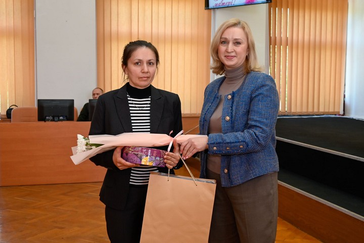 У Кам’янському привітали жінок, які виховують дітей у прийомних родинах та будинках сімейного типу - ФОТО