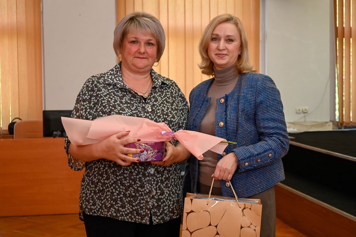 У Кам’янському привітали жінок, які виховують дітей у прийомних родинах та будинках сімейного типу - ФОТО