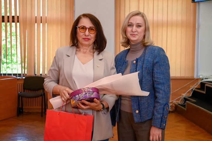 У Кам’янському привітали жінок, які виховують дітей у прийомних родинах та будинках сімейного типу - ФОТО