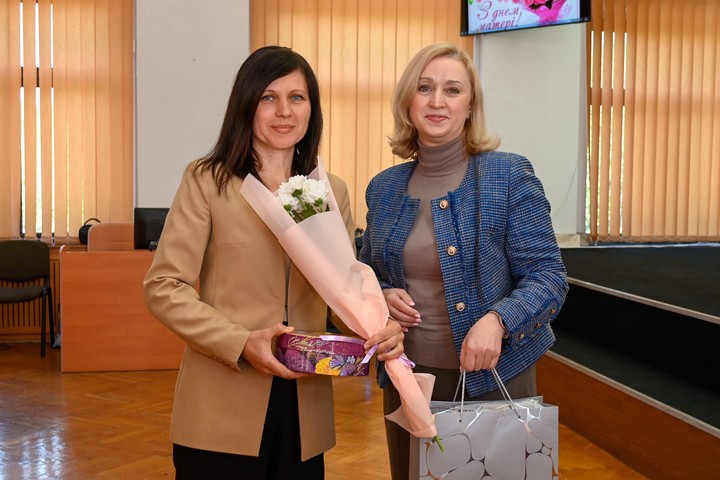 У Кам’янському привітали жінок, які виховують дітей у прийомних родинах та будинках сімейного типу - ФОТО