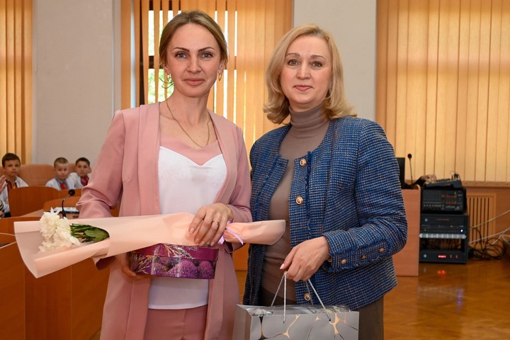 У Кам’янському привітали жінок, які виховують дітей у прийомних родинах та будинках сімейного типу - ФОТО