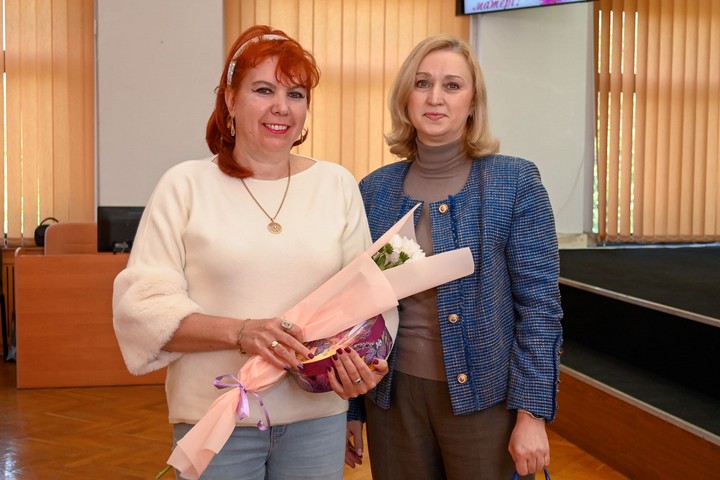 У Кам’янському привітали жінок, які виховують дітей у прийомних родинах та будинках сімейного типу - ФОТО