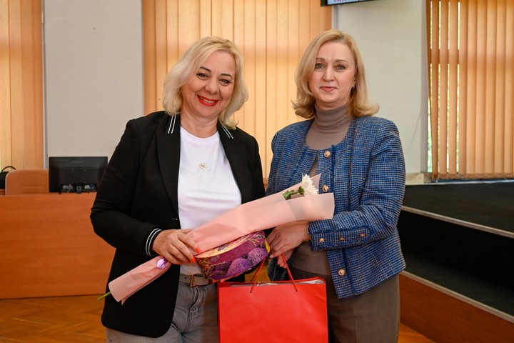 У Кам’янському привітали жінок, які виховують дітей у прийомних родинах та будинках сімейного типу - ФОТО