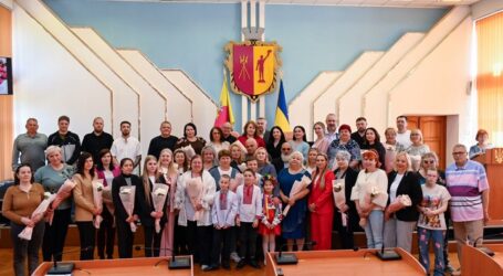 У Кам’янському привітали жінок, які виховують дітей у прийомних родинах та будинках сімейного типу