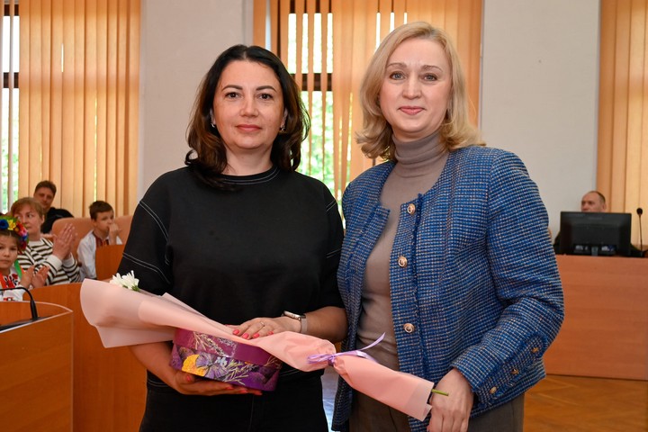 У Кам’янському привітали жінок, які виховують дітей у прийомних родинах та будинках сімейного типу - ФОТО