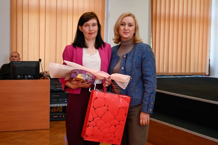 У Кам’янському привітали жінок, які виховують дітей у прийомних родинах та будинках сімейного типу - ФОТО