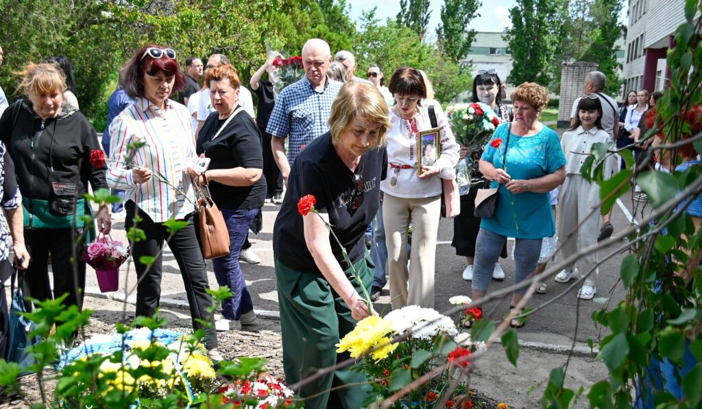 В ліцеї №29 Кам'янського відкрили оновлений музей, де увічнено імена загиблих на війні випускників цього закладу - ФОТО