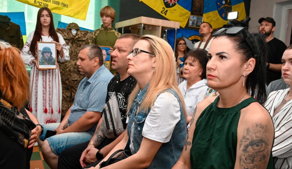 В ліцеї №29 Кам'янського відкрили оновлений музей, де увічнено імена загиблих на війні випускників цього закладу - ФОТО