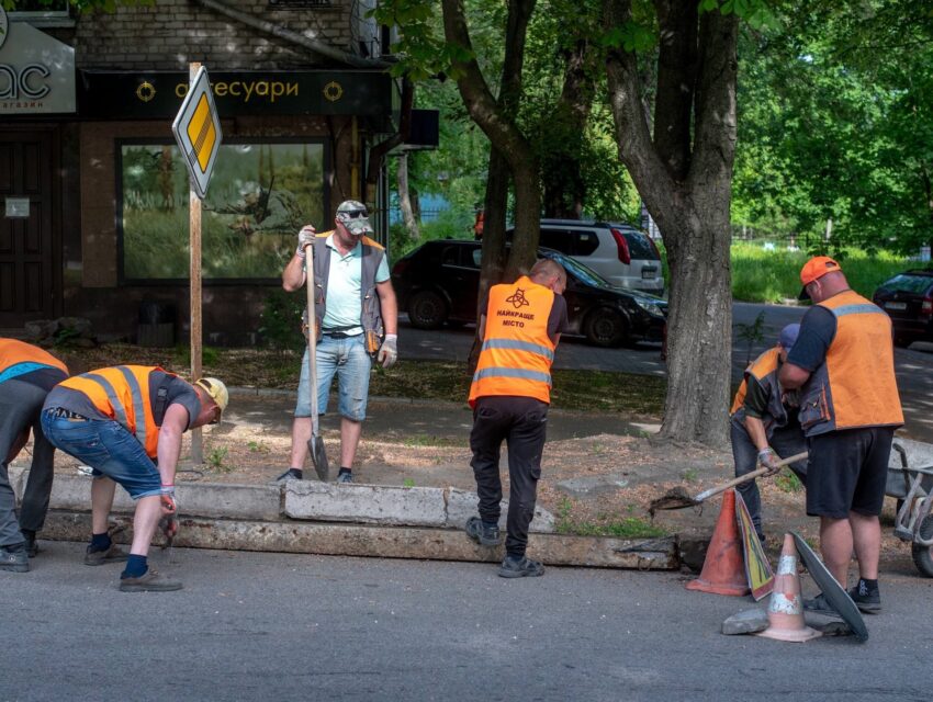 Прибирання вулиць та дворів, ремонт доріг, покіс трави тощо: в Кам’янському триває масштабне впорядкування міських територій
