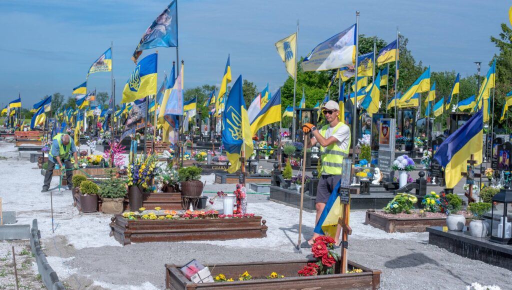 Прибирання вулиць та дворів, ремонт доріг, покіс трави тощо: в Кам'янському триває масштабне впорядкування міських територій - ФОТО