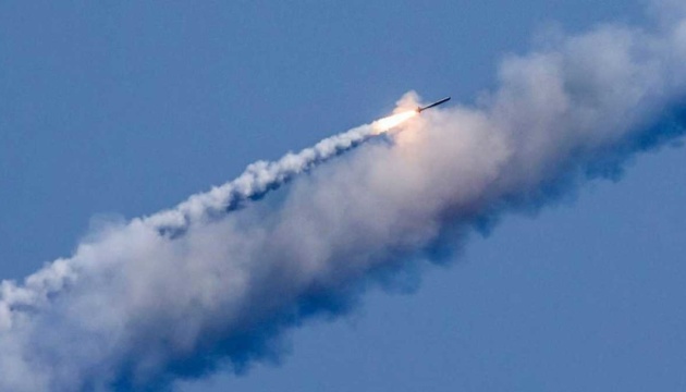 Росія запустила багато дронів по Україні й може вдарити ракетами