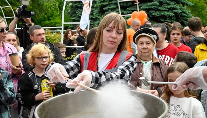 В Розарії Кам'янського провели святковий захід для місцевої малечі - ФОТО
