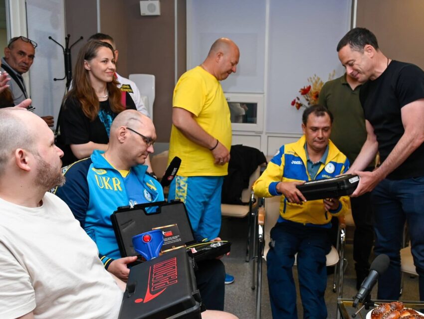 Кам’янське передало спортивну зброю для паралімпійців з обласної федерації стрільби