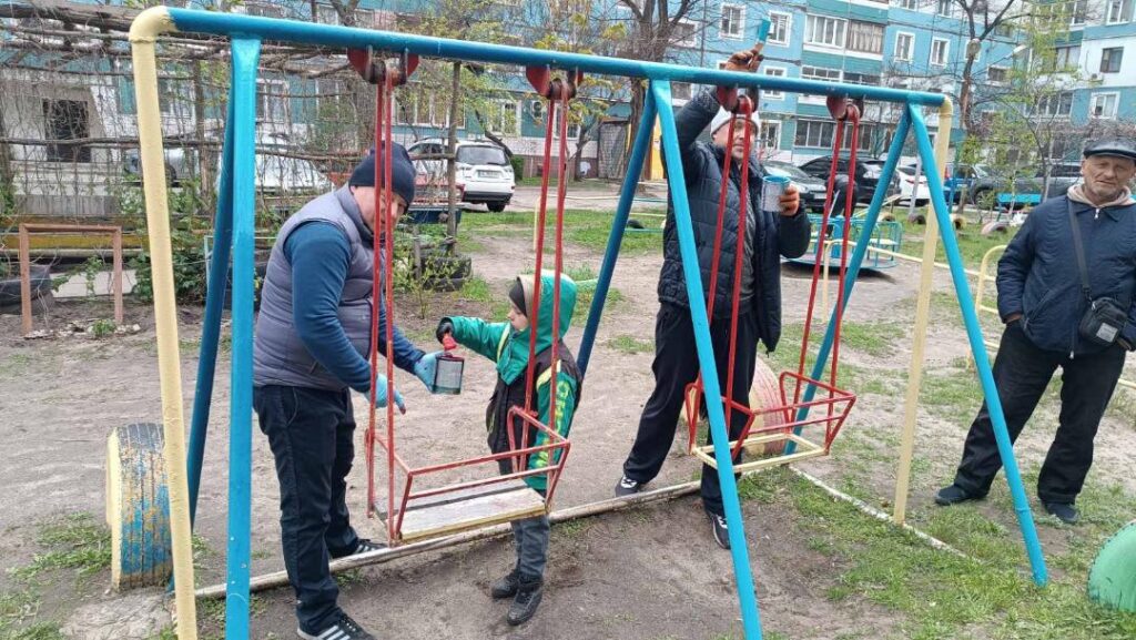 В Кам'янському активні мешканці продовжують брати участь у толоках - ФОТО