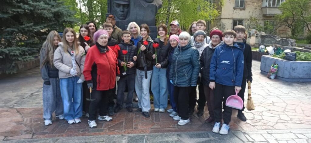 В Кам'янському активні мешканці продовжують брати участь у толоках - ФОТО