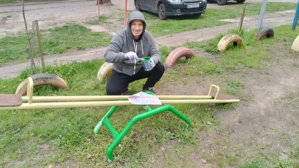В Кам'янському активні мешканці продовжують брати участь у толоках - ФОТО