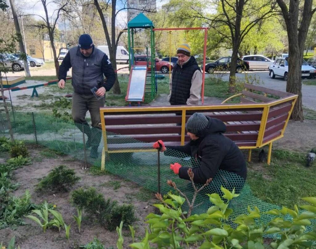 В Кам'янському активні мешканці продовжують брати участь у толоках - ФОТО