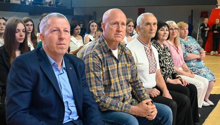 В Кам'янському сьогодні вітали випускників місцевих спортивних шкіл - ФОТО