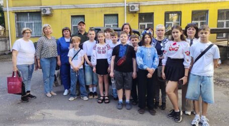 Чергове авто від освітян Кам’янського передали військовим
