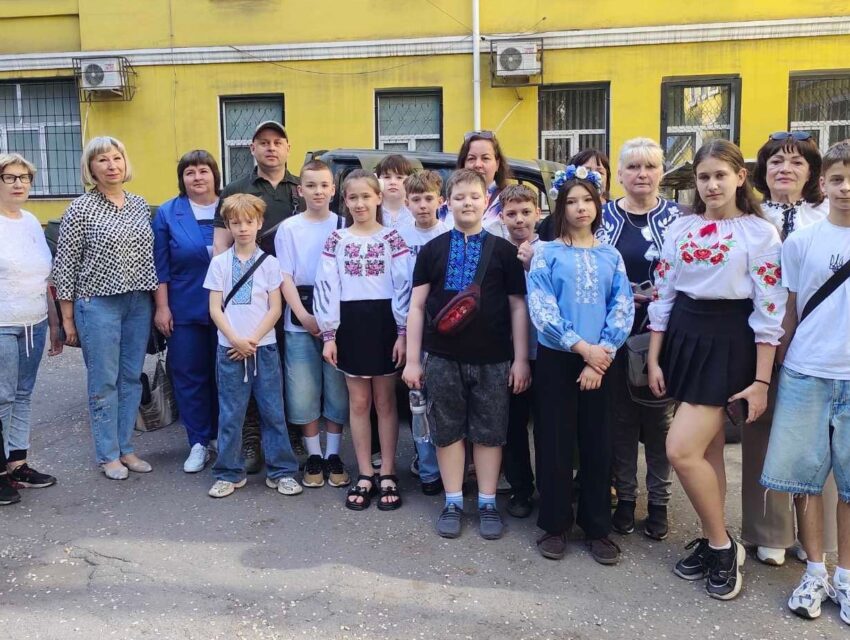 Чергове авто від освітян Кам’янського передали військовим