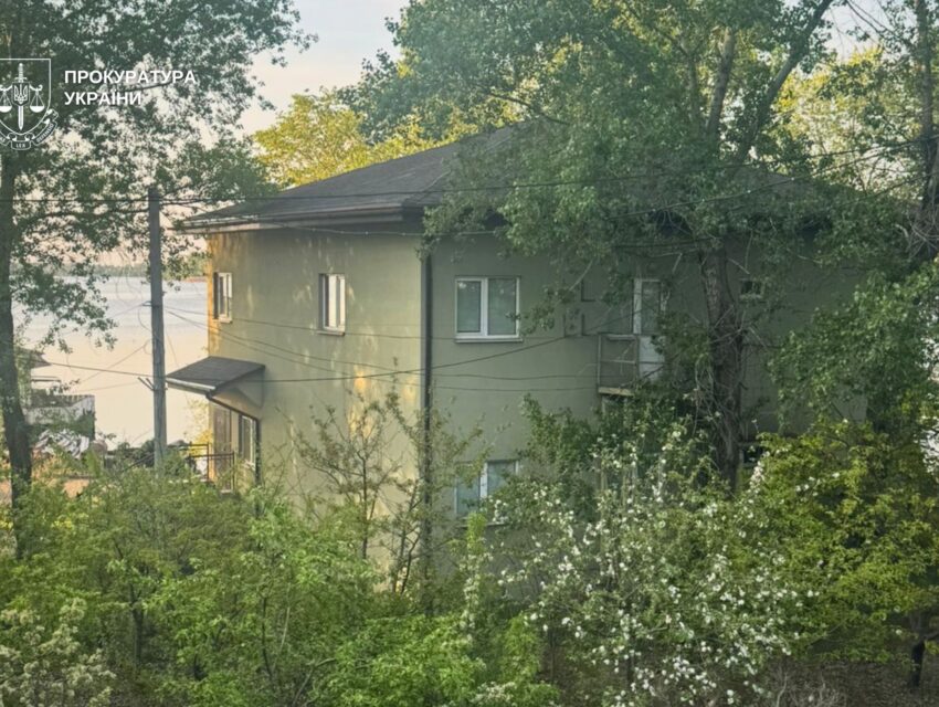 Будинок для відпочинку на березі Дніпра без жодних документів: на Дніпропетровщині підприємство зобов’язали знести незаконну будівлю