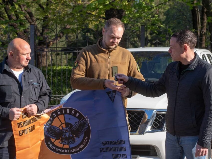 Кам’янське передало авто для батальйону безпілотних систем, де служать наші земляки