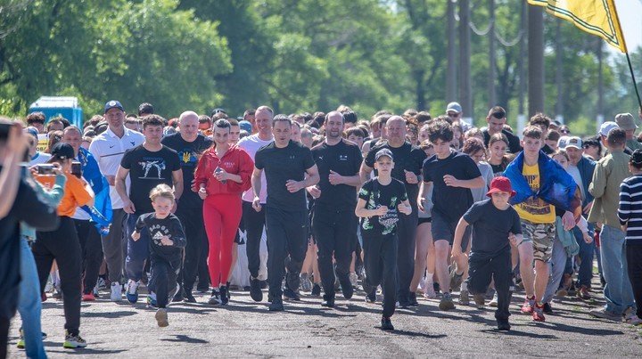 В Кам’янському відбувся спортивно-патріотичний легкоатлетичний пробіг «Разом до Перемоги!» - ФОТО