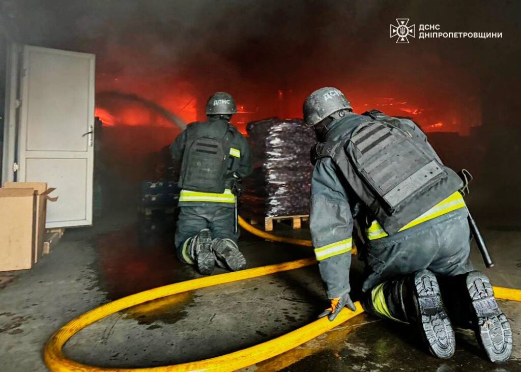 Рятувальники показали наслідки масштабної пожежі на складах у Дніпровському районі - ФОТО