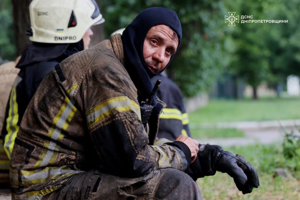 Рятувальники показали наслідки масштабної пожежі на складах у Дніпровському районі - ФОТО