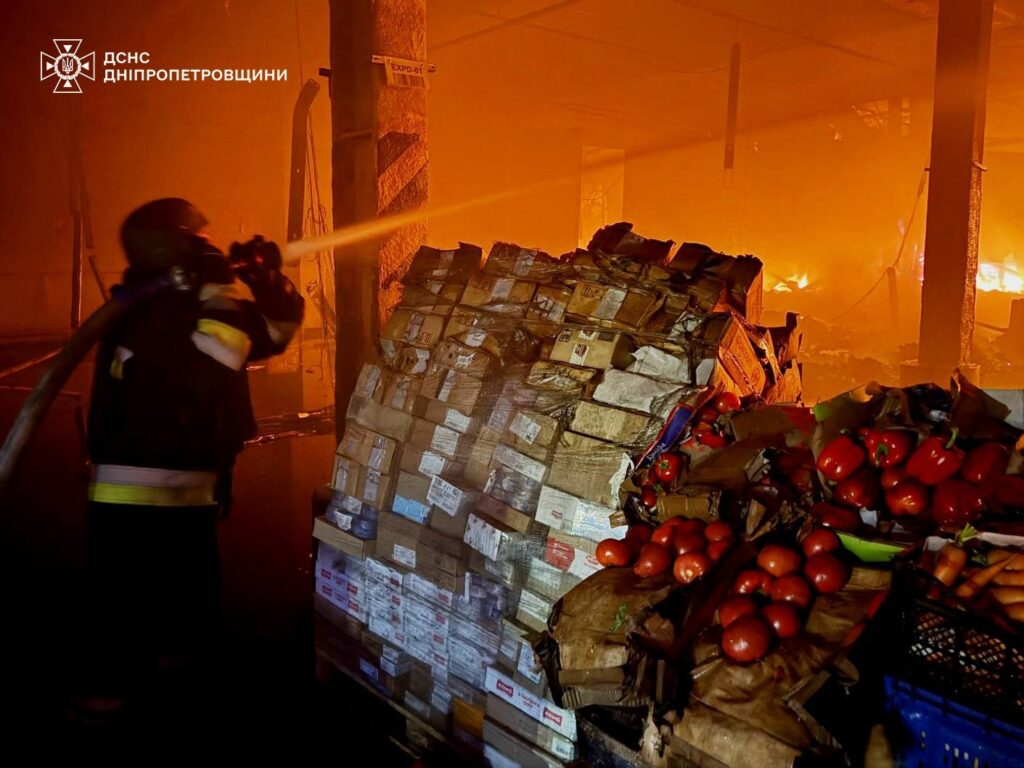Рятувальники показали наслідки масштабної пожежі на складах у Дніпровському районі - ФОТО
