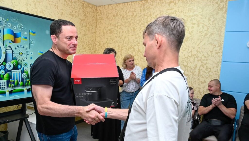 В Кам'янському з Днем батька привітали чоловіків, які стали опорою для своїх дітей - ФОТО