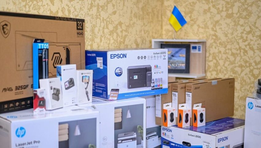 Монітори, ноутбуки та інше обладнання: Кам'янське продовжує підтримувати наших захисників - ФОТО