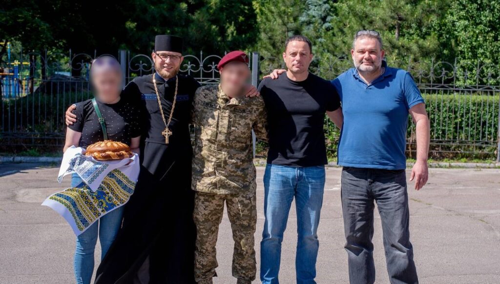 Після чотирьох років у полоні: в Кам'янському зустрічали захисника, який попри тяжкі випробування повернувся додому - ФОТО