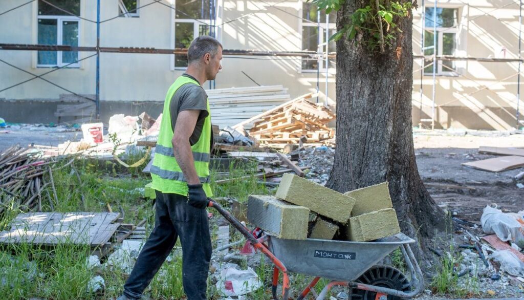 В Кам'янському до кінця літа планують завершити ремонт пологового будинку, який рік тому зруйнував ворог - ФОТО