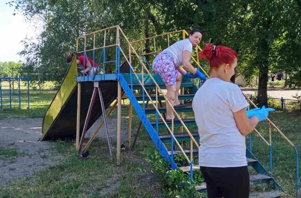 В Кам'янському органи самоорганізації населення продовжують наводити лад на прибудинкових територіях - ФОТО