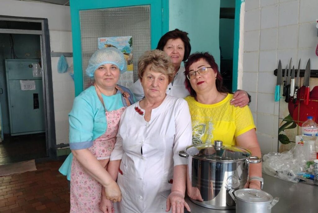 В Кам'янському органи самоорганізації населення продовжують наводити лад на прибудинкових територіях - ФОТО