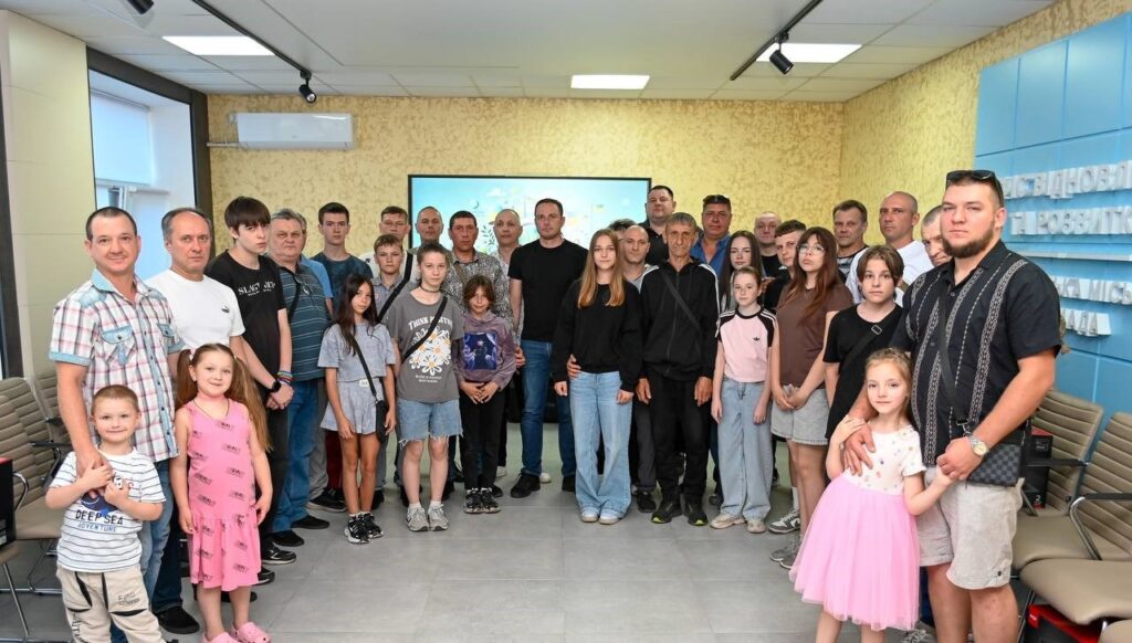 В Кам'янському з Днем батька привітали чоловіків, які стали опорою для своїх дітей - ФОТО