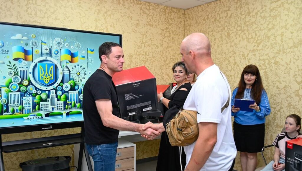 В Кам'янському з Днем батька привітали чоловіків, які стали опорою для своїх дітей - ФОТО