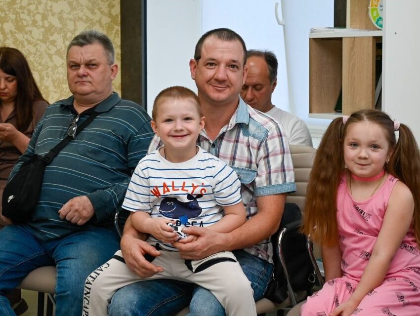 В Кам’янському з Днем батька привітали чоловіків, які стали опорою для своїх дітей