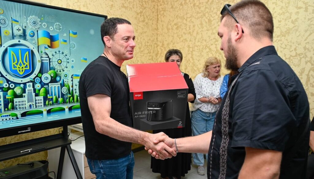 В Кам'янському з Днем батька привітали чоловіків, які стали опорою для своїх дітей - ФОТО