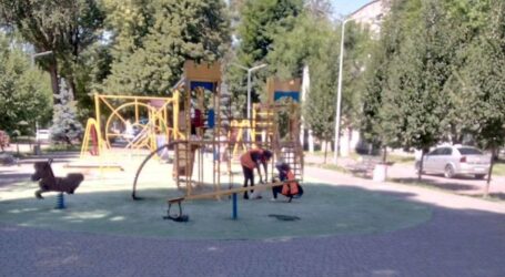 У Кам’янському продовжують впорядковувати дитячі майданчики