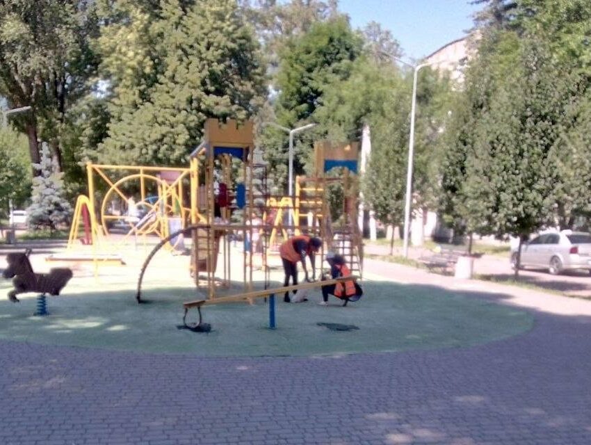 У Кам’янському продовжують впорядковувати дитячі майданчики