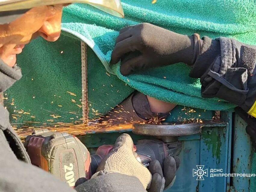 В Кам’янському за допомогою болгарки врятували 10-річного хлопця, що опинився у пастці
