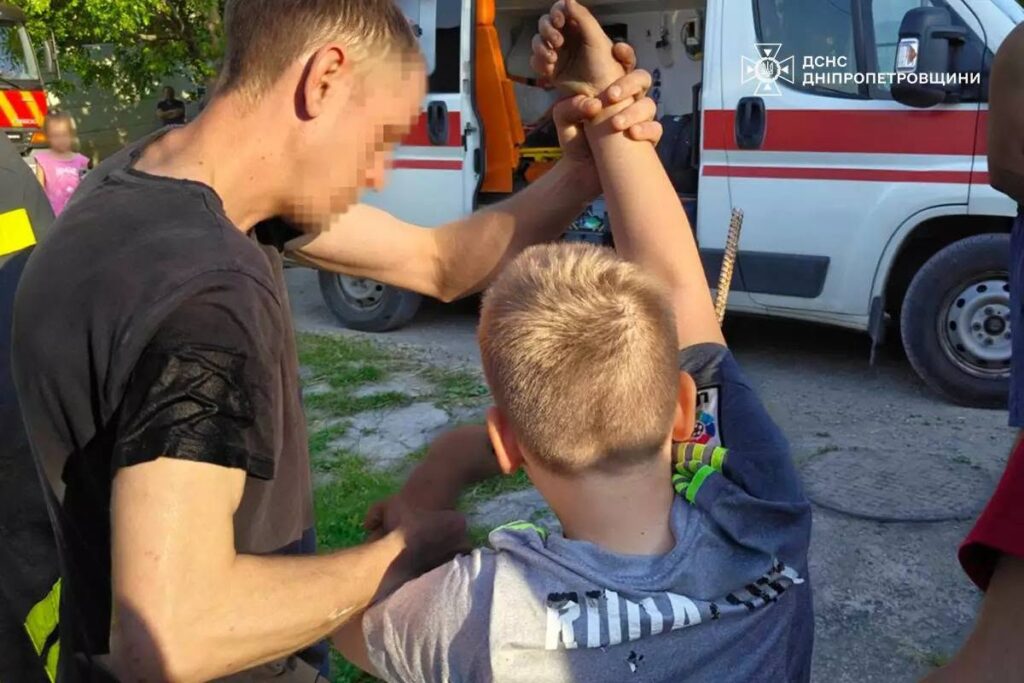 В Кам'янському за допомогою болгарки врятували 10-річного хлопця, що опинився у пастці - ФОТО