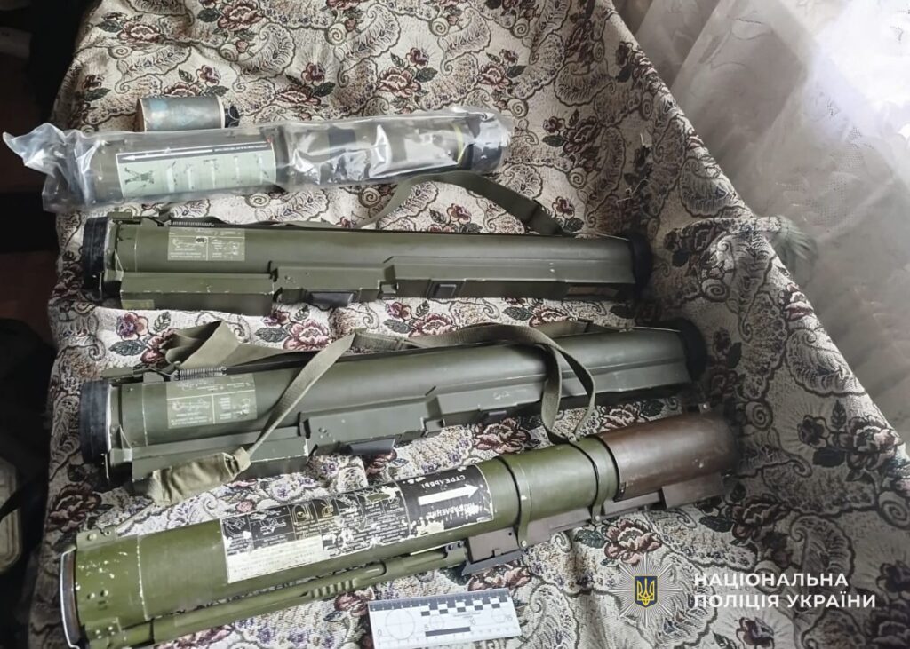 В Кам'янському чоловіка зупинили на вулиці з гранатою та пістолетом у сумці, а в нього вдома знайшли гранатомети - ФОТО