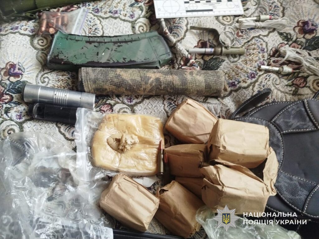 В Кам'янському чоловіка зупинили на вулиці з гранатою та пістолетом у сумці, а в нього вдома знайшли гранатомети - ФОТО