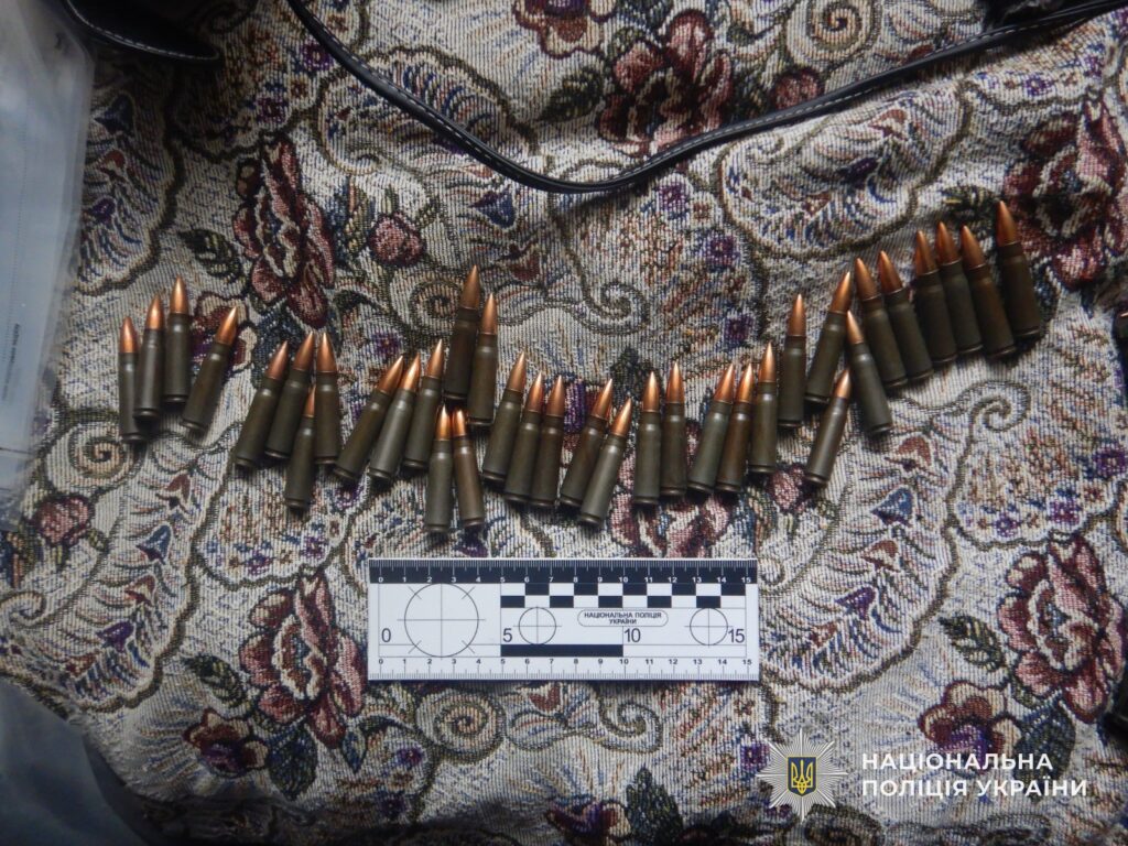 В Кам'янському чоловіка зупинили на вулиці з гранатою та пістолетом у сумці, а в нього вдома знайшли гранатомети - ФОТО